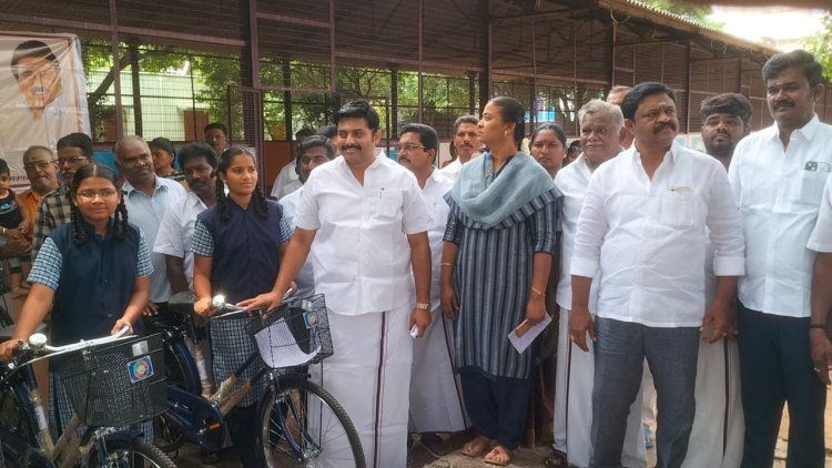 அரசு கல்வித்துறைக்கு முக்கியத்துவம் அளித்து,  பெண்கள் கல்வி பெறுவதை தொடர்ந்து உறுதி செய்து வருகிறது