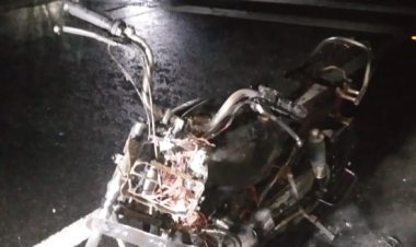 தேசிய நெடுஞ்சாலையில் திடீரென தீப்பிடித்து எரிந்த இரு சக்கர வாகனம் பரபரப்பு | BIKEFIRE