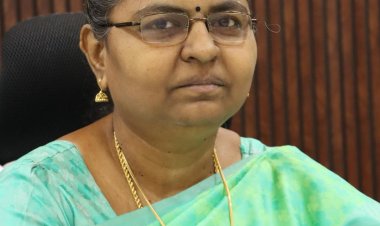 "இந்த குழாய் பார்த்தா தண்ணி வர மாதிரி தெரில.." வீடு வீடாகச் சென்று டார்ச் லைட் அடித்து ஆய்வு செய்த ஆட்சியர்