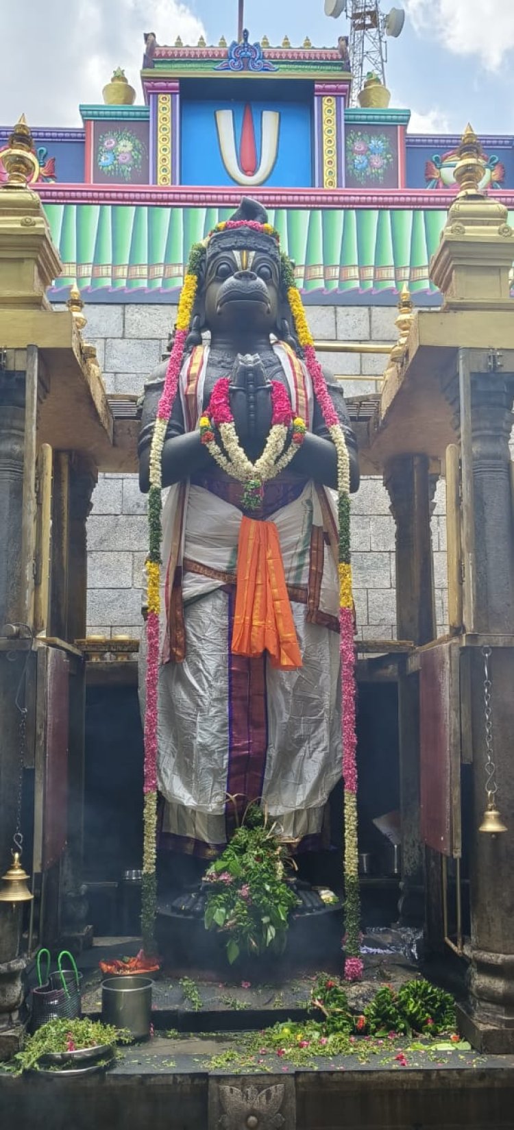 ஒரே கல்லினால் ஆன 18 அடி உயரம் கொண்ட ஆஞ்சநேயர் கோவில்