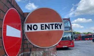 NO ENTRY-ல்நுழைந்த தனியார் பேருந்து: தடுத்து நிறுத்திய காவலர்