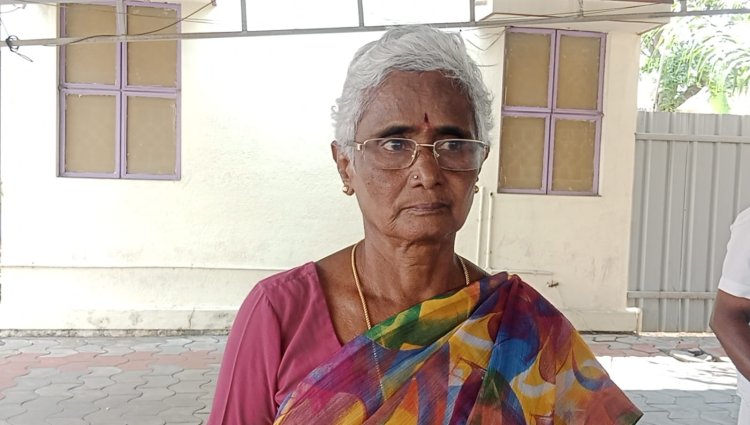 எஸ் பி ஐ ATM-ல் மூதாட்டி இடம்  நூதன மோசடி | 30,000 ஆயிரம் பணம் கையாடல்