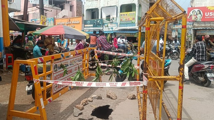 கான்கிரீட் சாலையில் 5 அடி ஆழத்திற்க்கு  தீடீர் பள்ளம் : வாகன ஓட்டிகள் அச்சம்