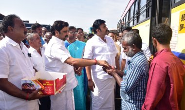 பயன்பாட்டிற்கு வந்த நாமக்கல் புதிய பஸ் நிலையத்தில் பயணிகளுக்கு இனிப்புகள் வழங்கி மகிழ்ச்சியை தெரிவித்த MP கே ஆர் என் ராஜேஷ்குமார்