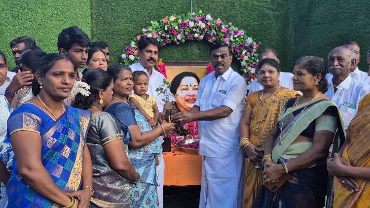 ஜெ. நினைவு தினம்: மரக்கன்றுகளை வழங்கிய முன்னாள் எம்.பி. செளந்தரராஜன்