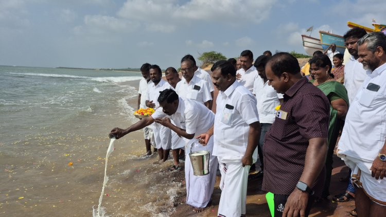 சுனாமி நினைவு தினம்... கடலில் பால் ஊற்றி அஞ்சலி