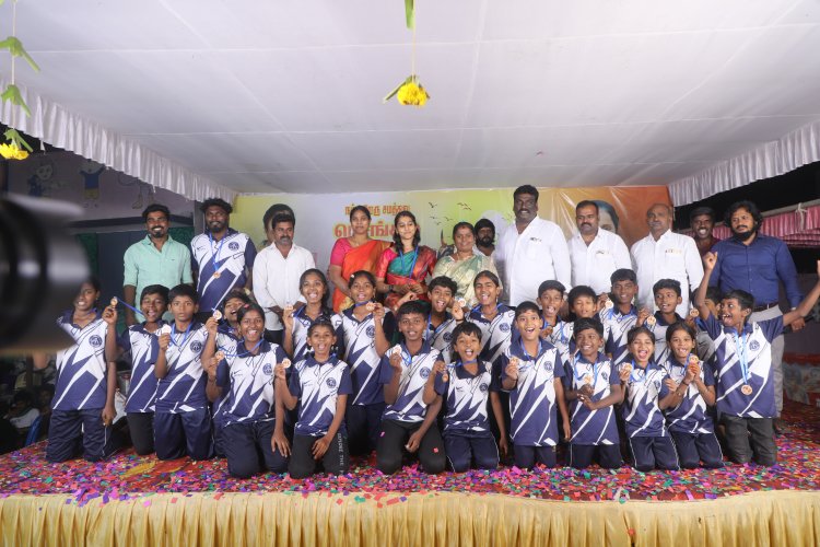 நெடுங்குன்றத்தில் சமத்துவ பொங்கல் கொண்டாட்டம்... 10,000 பேருக்கு பட்டுப்புடவை வழங்கிய பஞ்சாயத்து துணை தலைவி