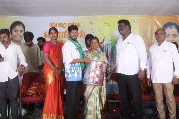 நெடுங்குன்றத்தில் சமத்துவ பொங்கல் கொண்டாட்டம்... 10,000 பேருக்கு பட்டுப்புடவை வழங்கிய பஞ்சாயத்து துணை தலைவி